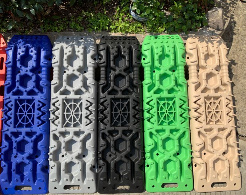 ألواح جر مطاطية للطرق الوعرة ل - مراجعة Recovery Tracks Traction Boards وسعره